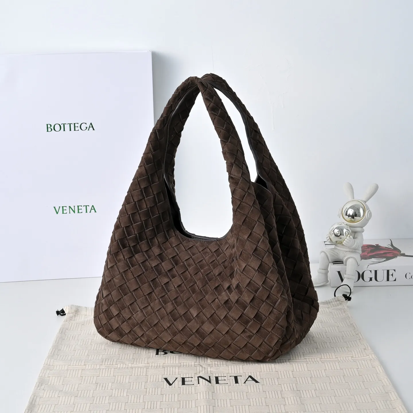 Batch 2160 BV new product suede Campana handbag The classic return of the Campana handbag is retro and charming ☄️Inspired by the classic collection of 2004🌟Each leather strip is made of two layers of Nappa lambskin🐏, showing the ultimate craftsmanship of full weaving inside and outside. The bag is super light, uses leather straps to open and close, and is equipped with a hidden magnetic buckle. It has two forms that can be switched, and the capacity is amazingly large. Whether it is for daily travel or to carry various small items✈️, it can be easily carried! Grab two hands for commuting and dating, and bring out French laziness🌤️ Model: 4249 Size: 33x20x16.5